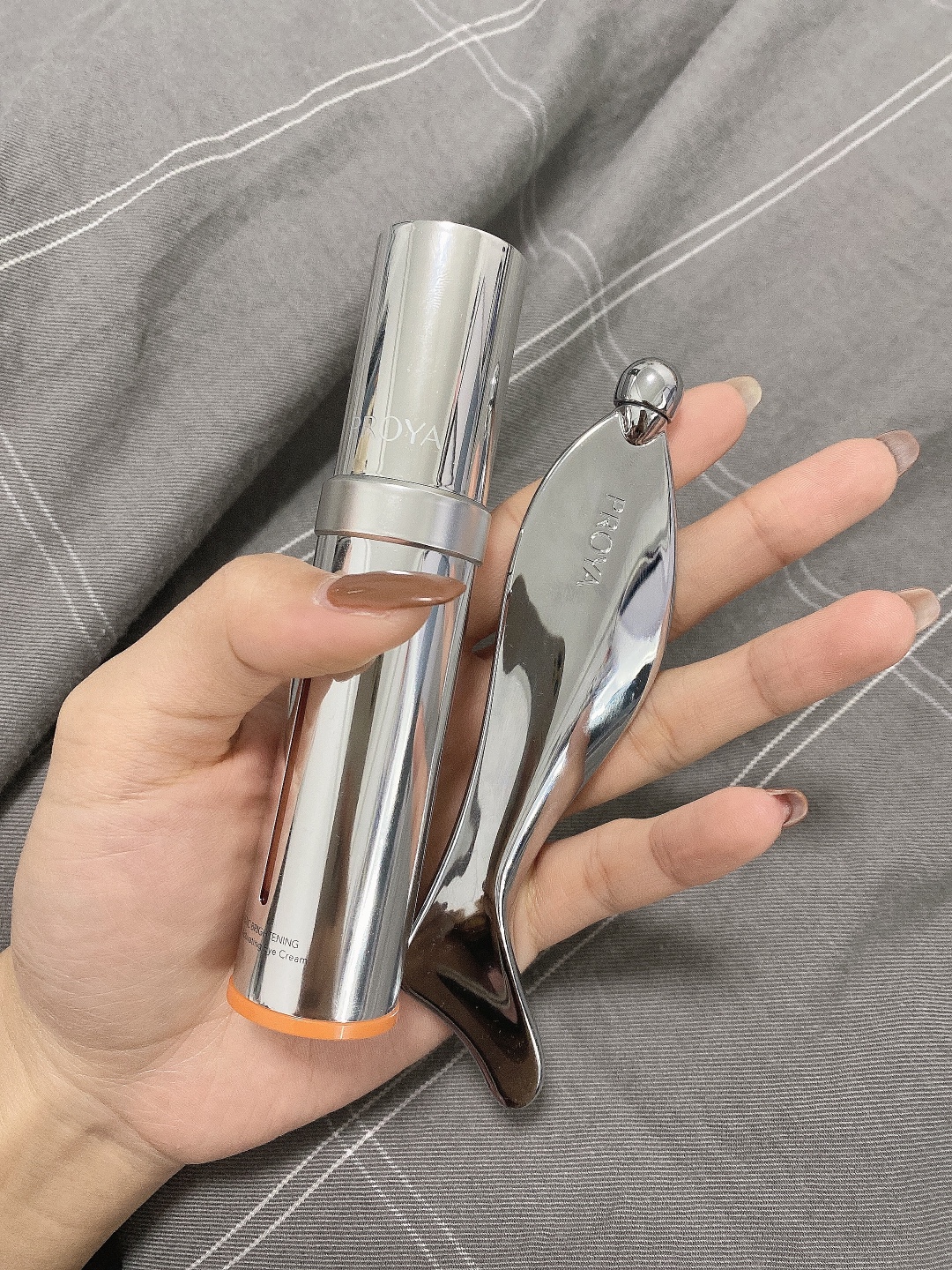 眼霜—Kerrykerry宝贝收到了 ，刚用肌肤嘟噜嘟噜的喝水  ，用完之后脸明显变白了 ，很喜欢